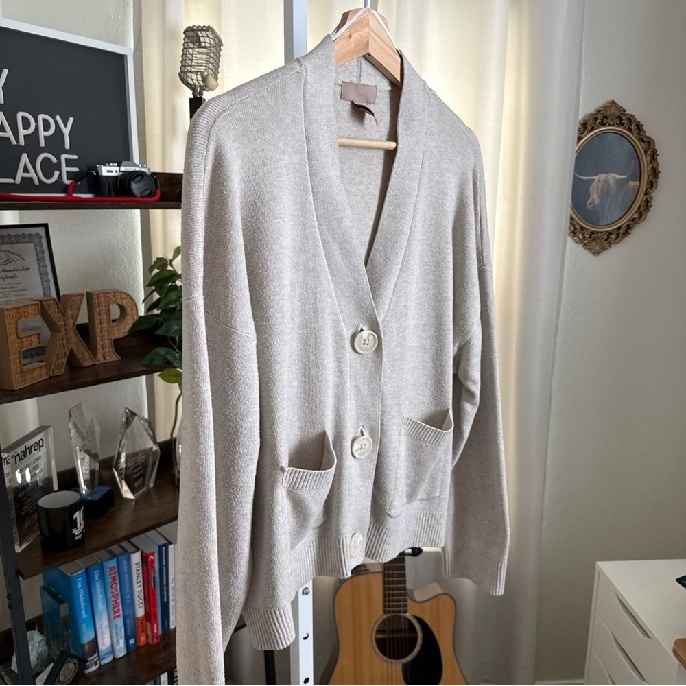 H&M Womens Cardigan Sweater Sz M Beige Big Button Chunky Knit Heavy Deep V Neck - Picture 3 of 9